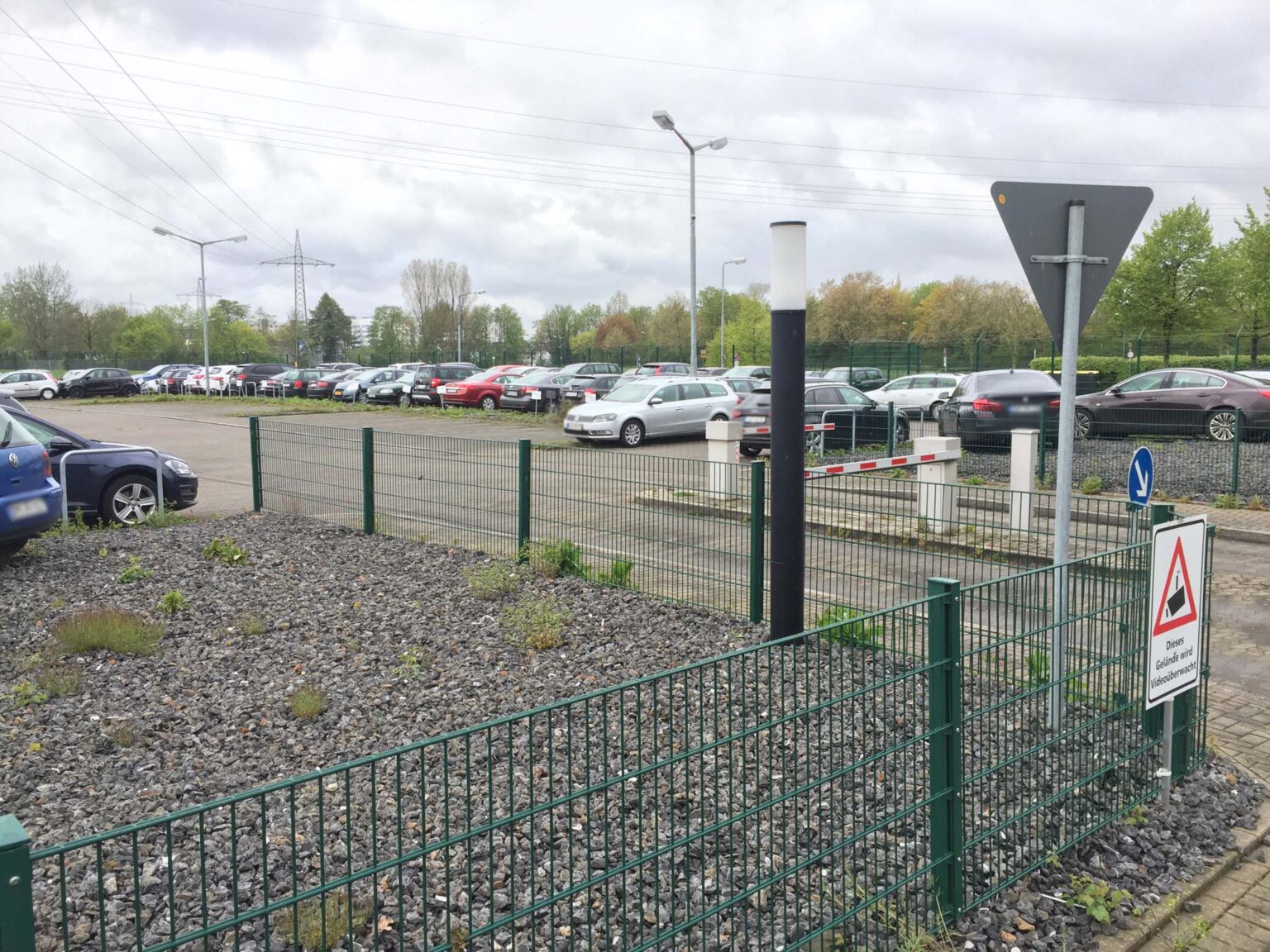 Düsseldorfer Flughafen überdachtes Parken 10 Tage flughafenstellplatz.de